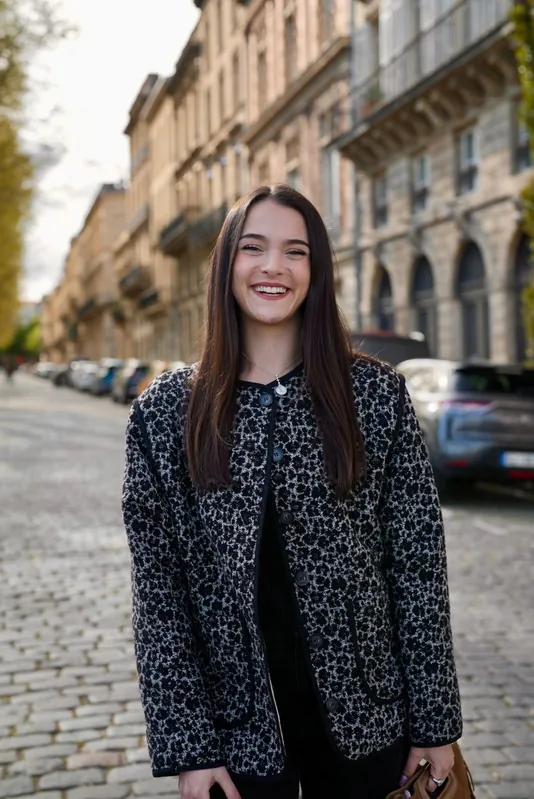 Lilou Legenvre souriante, veste léopard