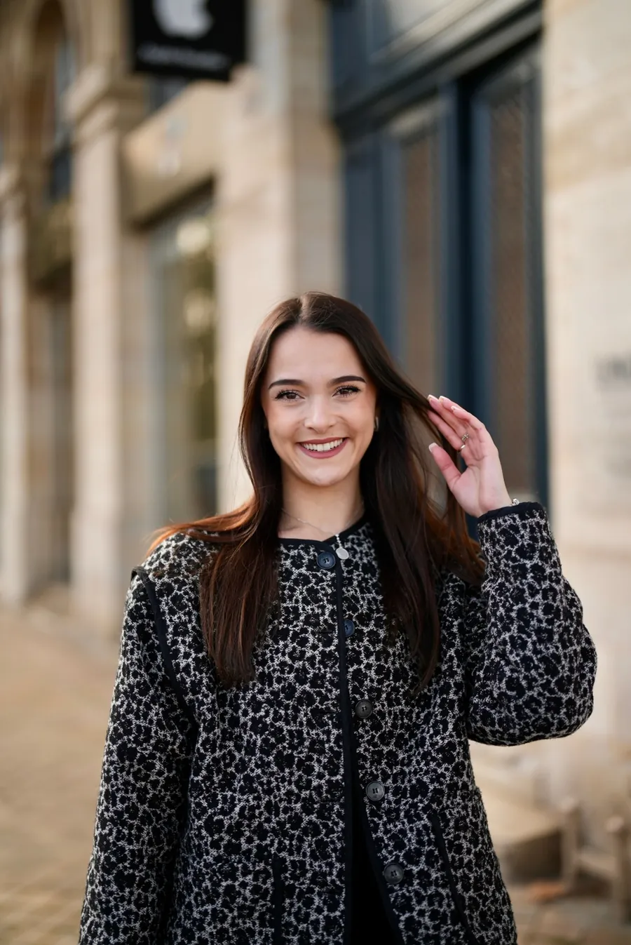 Portrait de Lilou Legenvre dans une rue de Bordeaux