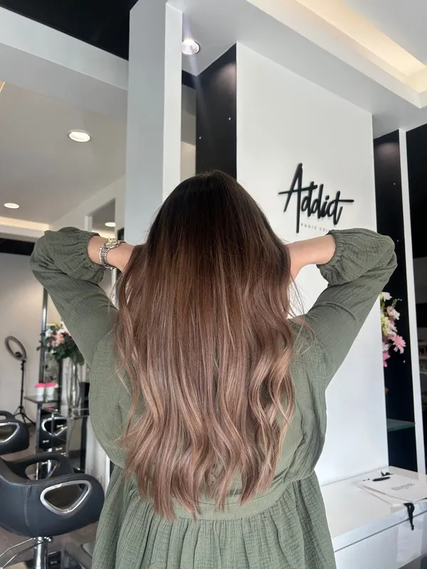 Cheveux longs coiffés vus de dos dans un salon