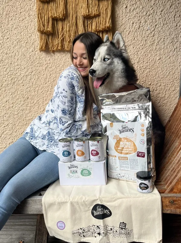 Lilou et son husky Blue avec des produits pour chien