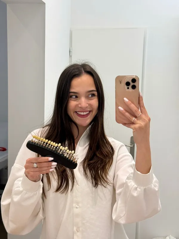 Selfie miroir avec un nuancier de couleurs de cheveux