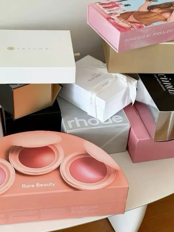 Coffrets de maquillage roses ouverts sur une table